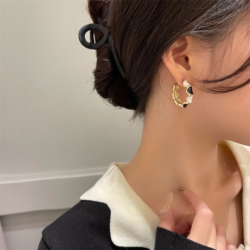 Bông tai mạ bạc 925 hình tròn phối màu trắng đen sang trọng F811