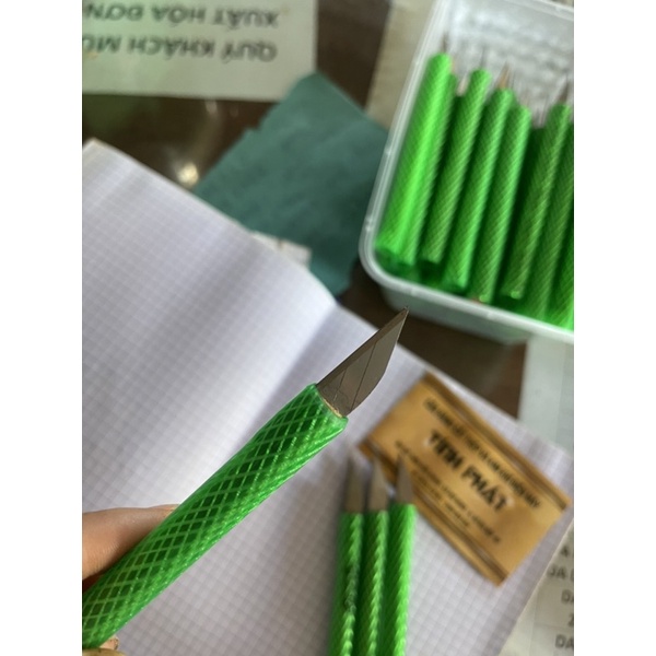 Dao nhích lụa điều  Chỉ còn lưỡi nhỏ