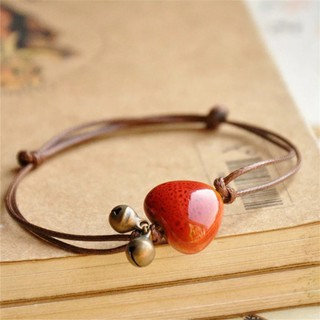 Vòng tay handmade hạt gốm trái tim đỏ.