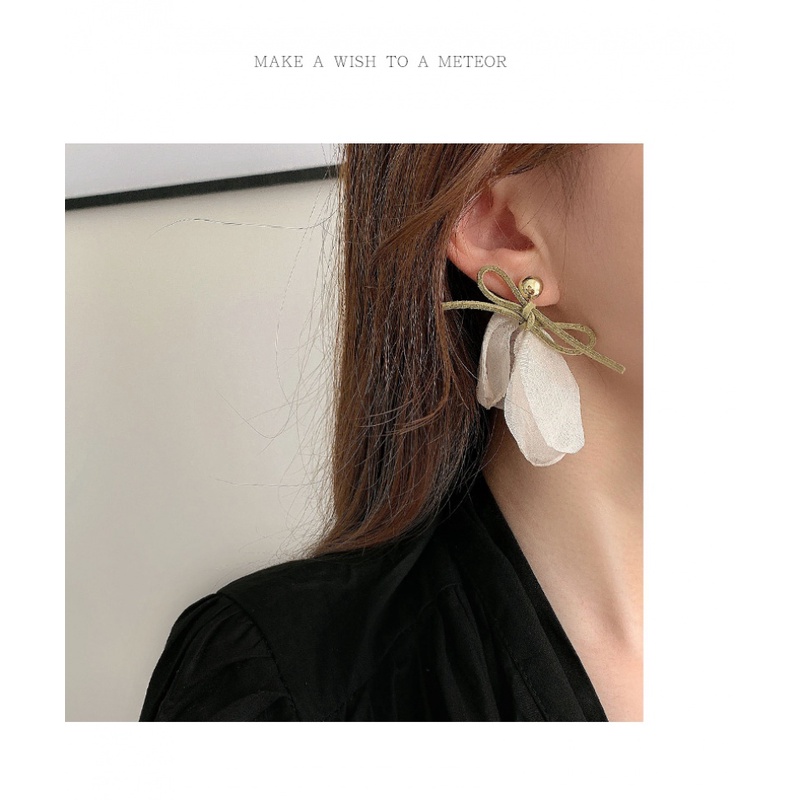 Bông tai hình cánh hoa trắng thanh lịch nhã nhặn