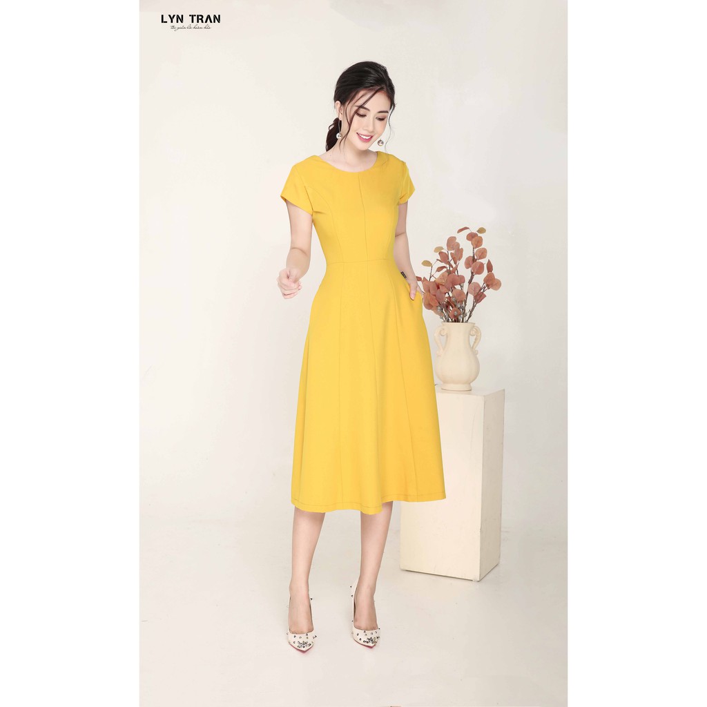 VÁY XOÈ TỐI GIẢN ĐÍNH LÁ 3 MÀU NGỰC TRÁI | BigBuy360 - bigbuy360.vn