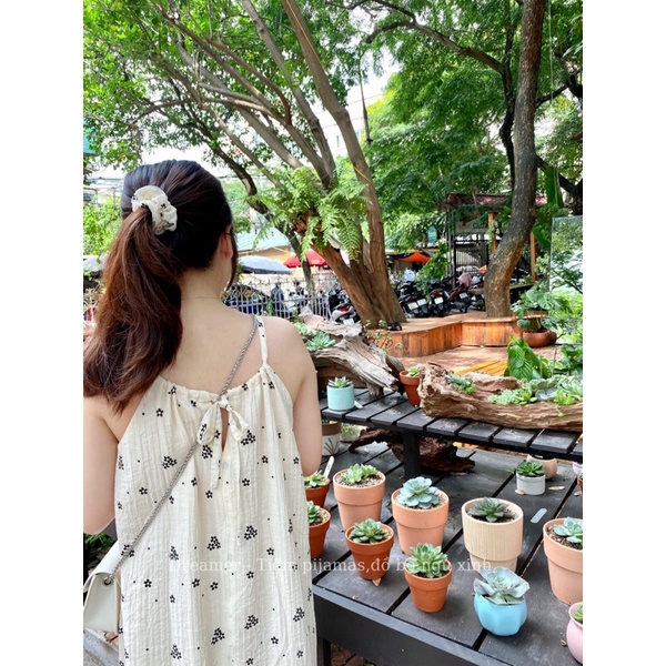 Váy yếm thiết kế hoa nhí
