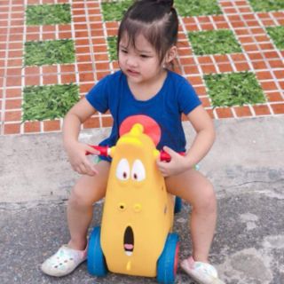 Xe chòi chân Larva