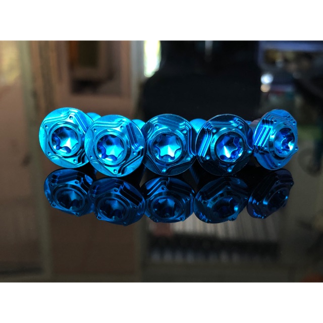 Ốc 8ly25 Titanium mẫu sao 5 cánh