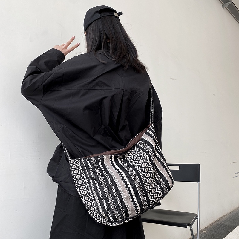 Túi đeo vai vải canvas in họa tiết thổ cẩm phong cách retro cá tính