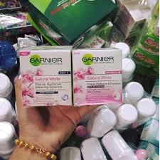 Kem Dưỡng Trắng Da Garnier Sakura White SPF21 Thái Lan