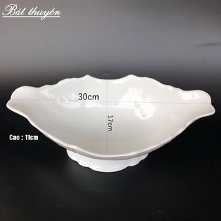 Bát thuyền, đĩa thuyền đựng bày gà cúng thắp hương
