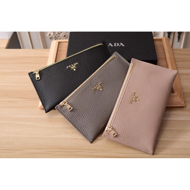 ví cầm tay nữ da thật kéo khóa logo Prada