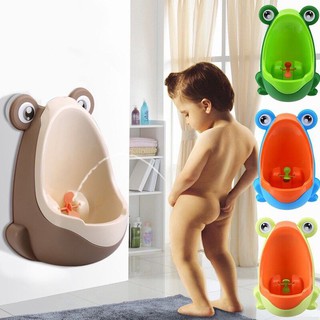 Bô tiểu đứng chờ bé trai