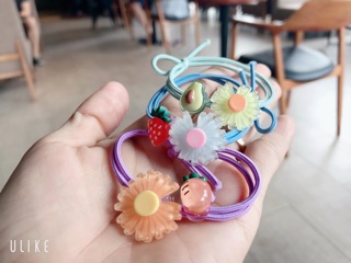 Cột tóc hoa cúc xinh xắn