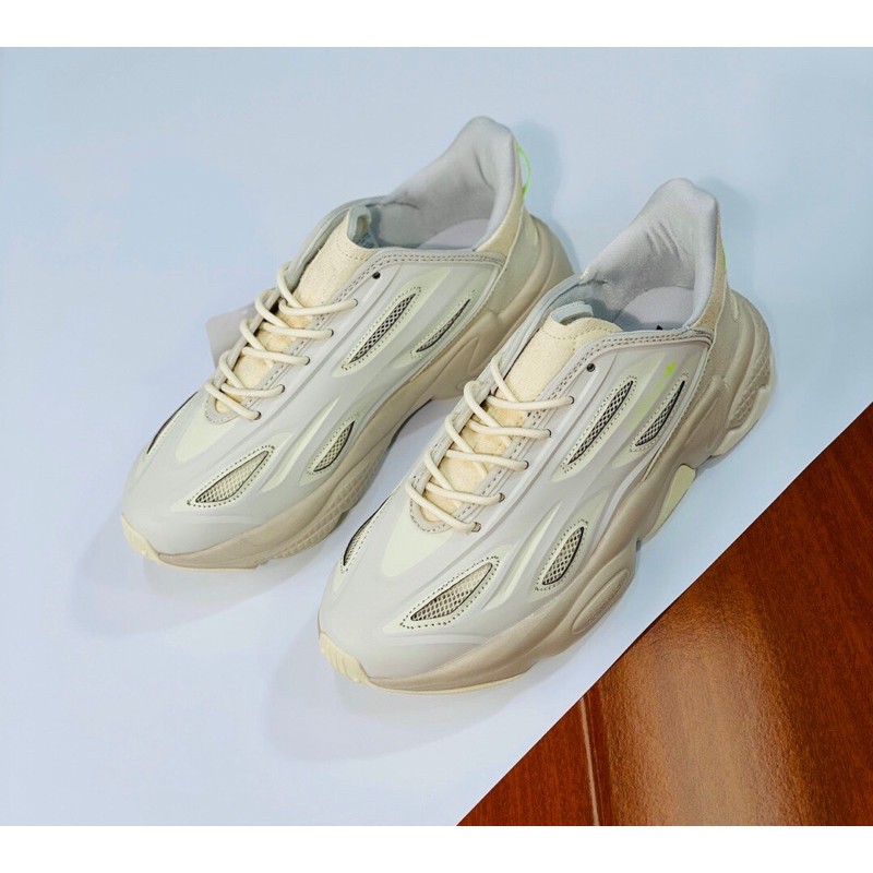 giày thể thao Phần trên được làm bằng lưới và cấu trúc lồng giày, tạo cảm giác rỗng và kết hợp cảm giác cổ điển adidas