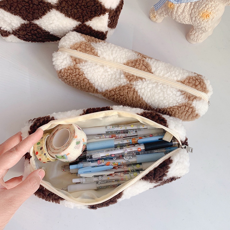 (Thaosi8420) Hộp đựng bút, túi đựng bút lông xù caro tròn KT 23*8cm