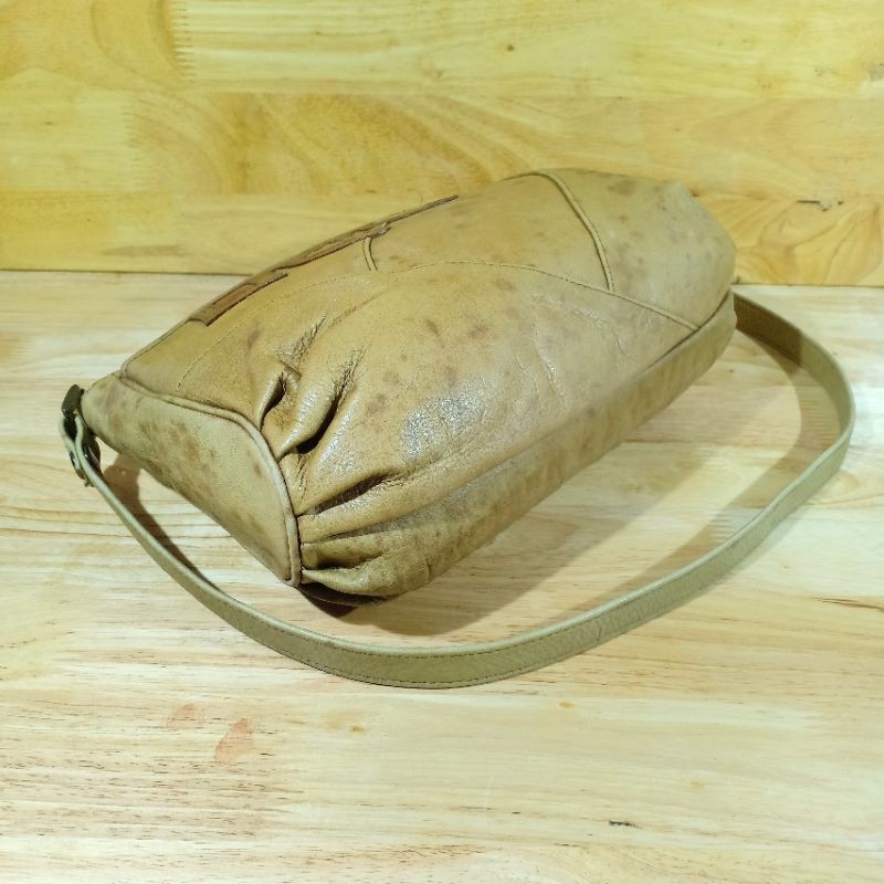 Túi đeo chéo da lạ secondhand  220807