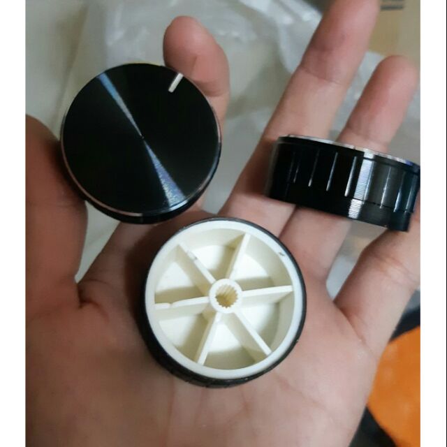 Nút nhôm đen đường kính 40mm - giá 2 cái 50k