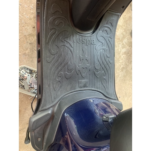 Thảm lót sàn để chân cao su xe điện Vespa