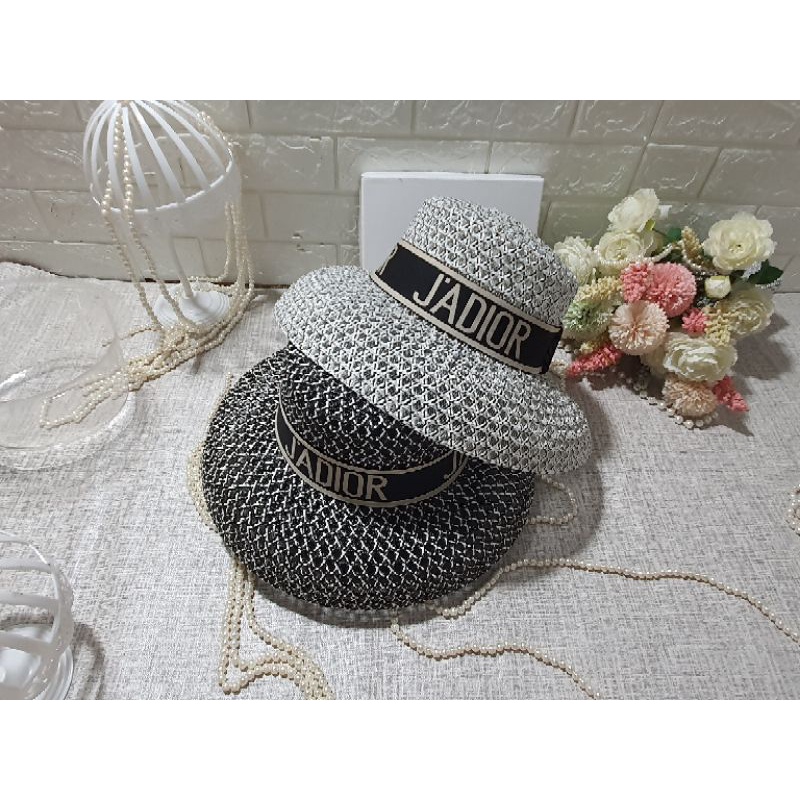 Mũ cói đi biển thời trang sang trọng