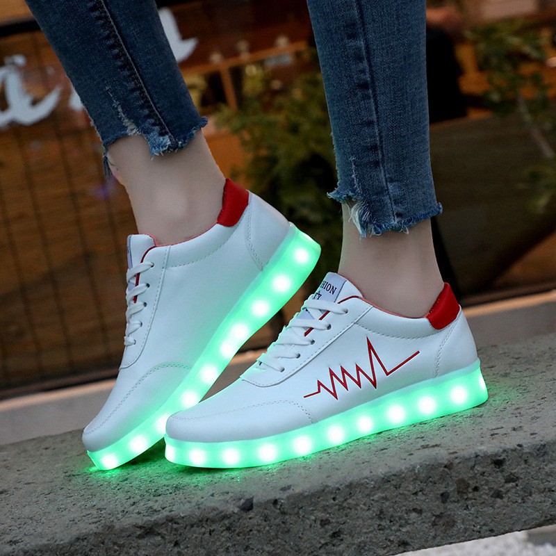 Giày phát sáng màu trắng kẻ nhịp tim ĐỎ phát sáng đèn led 7 màu