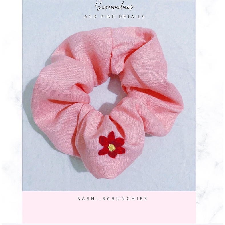 Scrunchies màu hồng vải linen đính kèm thêu hoa bằng tay