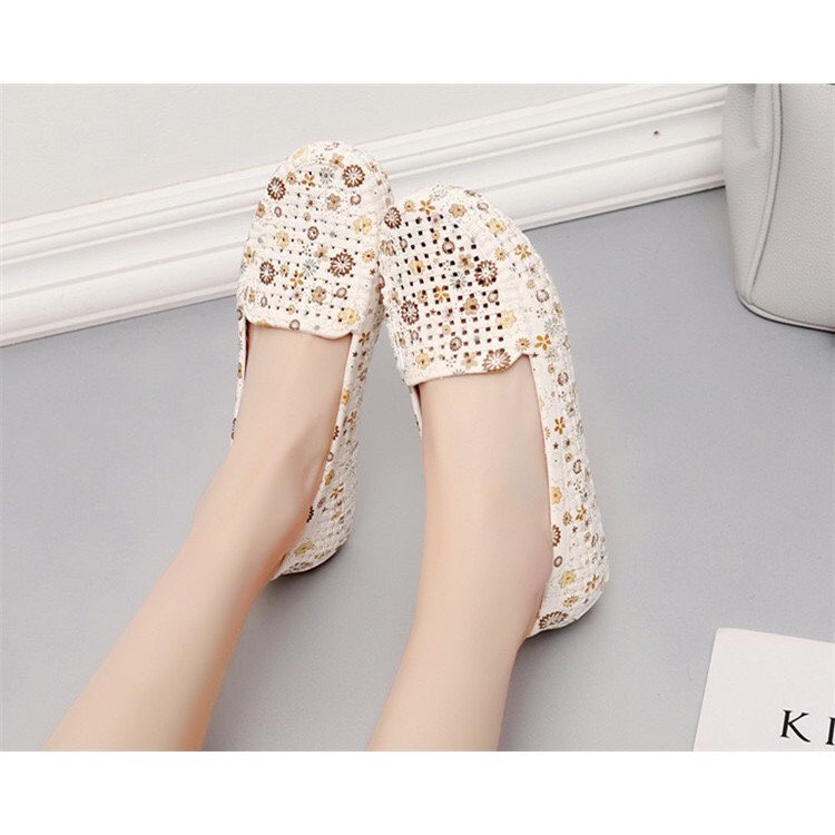 Giày nhựa đi mưa, đi biển họa tiết hoa vàng - Chất liệu siêu nhẹ | BigBuy360 - bigbuy360.vn