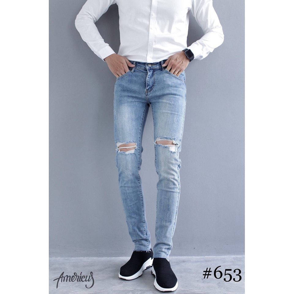 Quần jeans xanh nhạt rách gối
