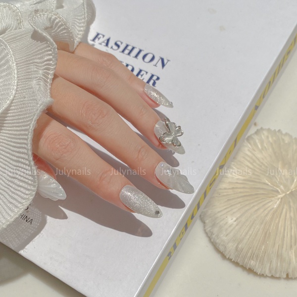 Móng úp thiết kế nb170 mắt mèo cô dâu đính charm sang chảnh julynails.vn