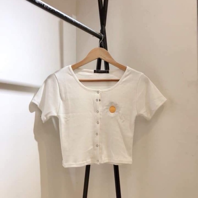 Áo croptop hoa cúc thêu