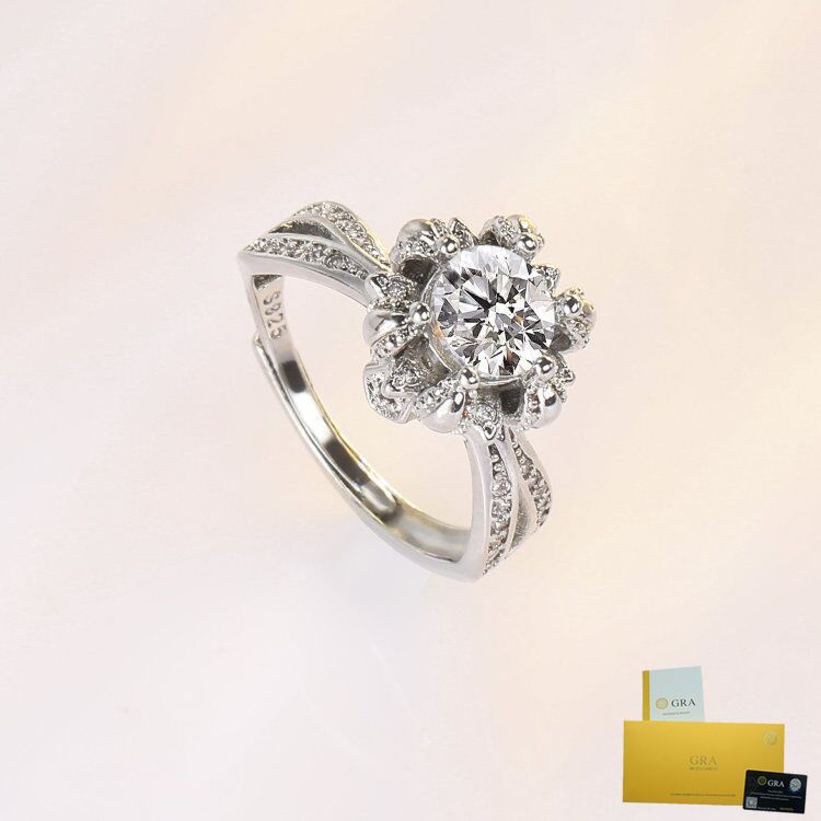Nhẫn Hoa May Mắn Đính Kim Cương Trắng Sang Trọng Thời Trang Mới