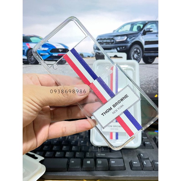 Ốp lưng Thom Browne Samsung Z Flip 5/ Z Fold 5 / Z FLIP 4 / Z Fold 4 ,Z Flip 3, Z Fold 3 trong cứng kẻ sọc xanh đỏ cờ mĩ