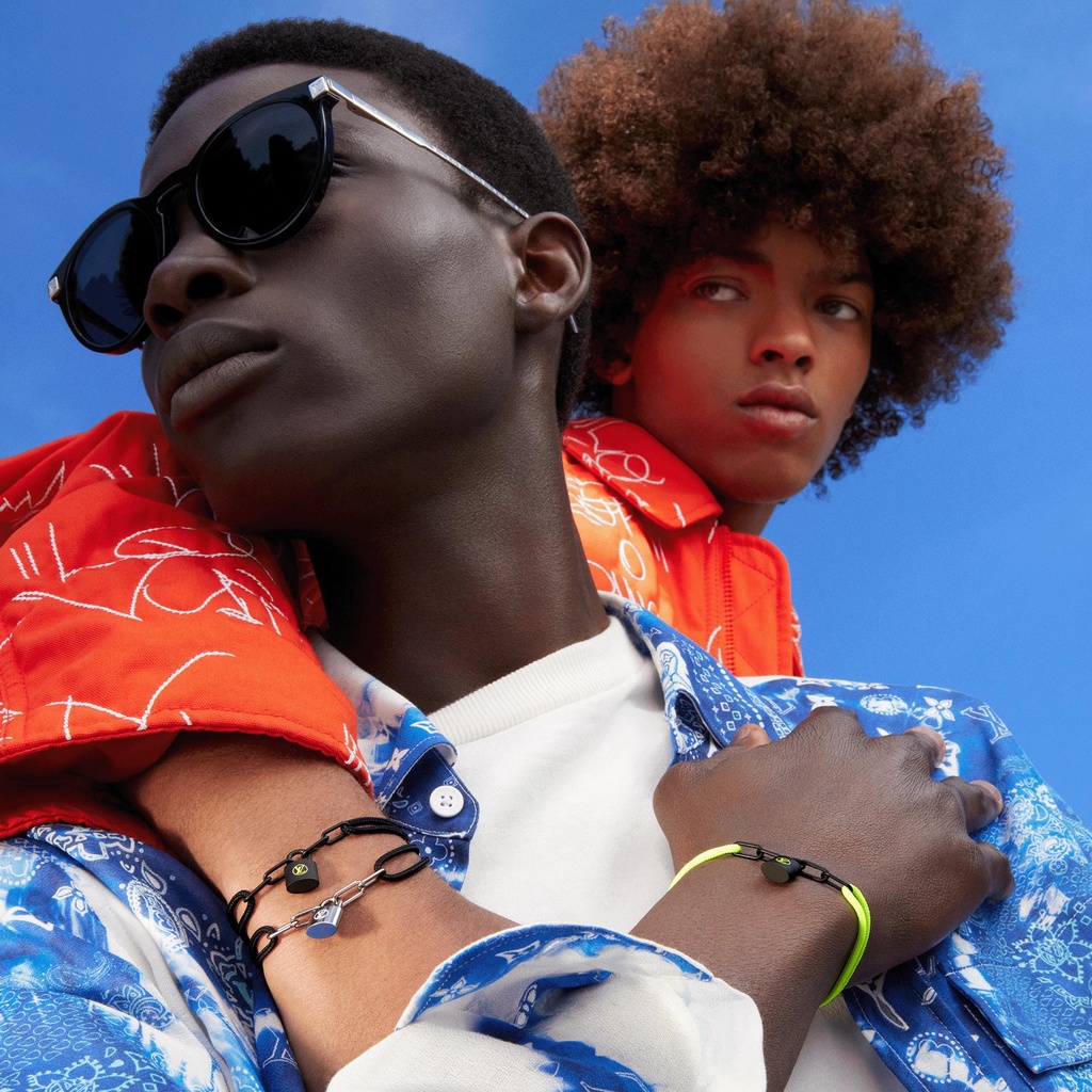 Vòng Tay Chất Liệu Titan Màu Đen Phối Khóa Louis Vuitton 2022