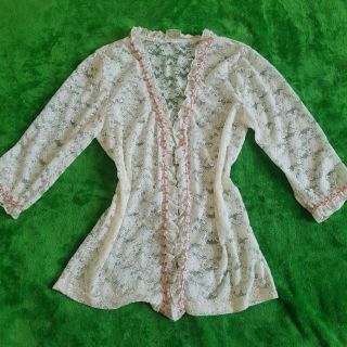 Váy và áo khoác ren nữ