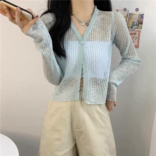 Khoác len giấy mỏng dáng lửng cài cúc.