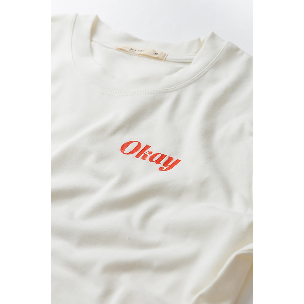 Áo thun trắng Maybi in chữ "Okay"