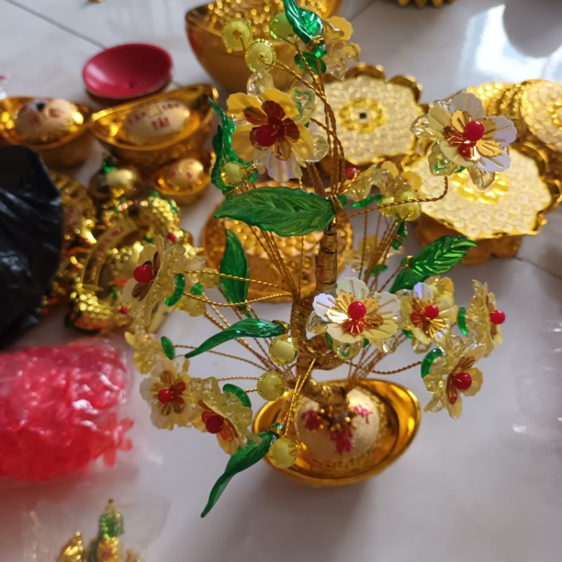Cây cành vàng lá ngọc, cây hoa mai vàng tài lộc trưng bàn thờ ông địa Thần Tài kích hoạt may mắn tài lộc