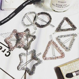Cài tóc kim tuyến cho bạn gái