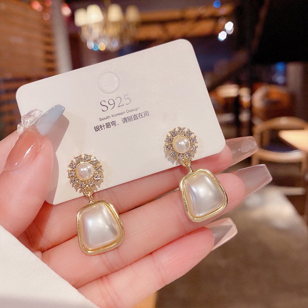 Khuyên Tai Đính Ngọc Trai Nhân Tạo Màu Bạc/Xanh Lá/Đỏ Hình Tròn Thời Trang Cho Nữ