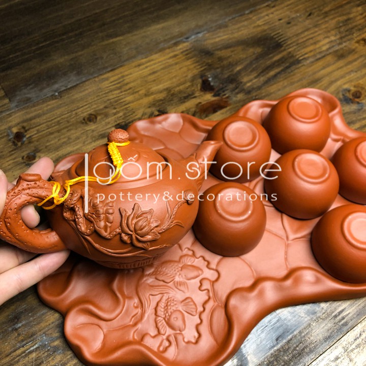 Ấm trà tử sa Bát Tràng đắp nổi hoa sen, kèm khay ấm chén hình chiếc lá sen | BigBuy360 - bigbuy360.vn