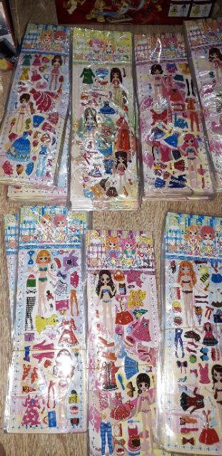 Hình dán Nổi thay quần áo_Một tờ hình dán nổi thay quần áo loại dài có nhiều mẫu khác nhau