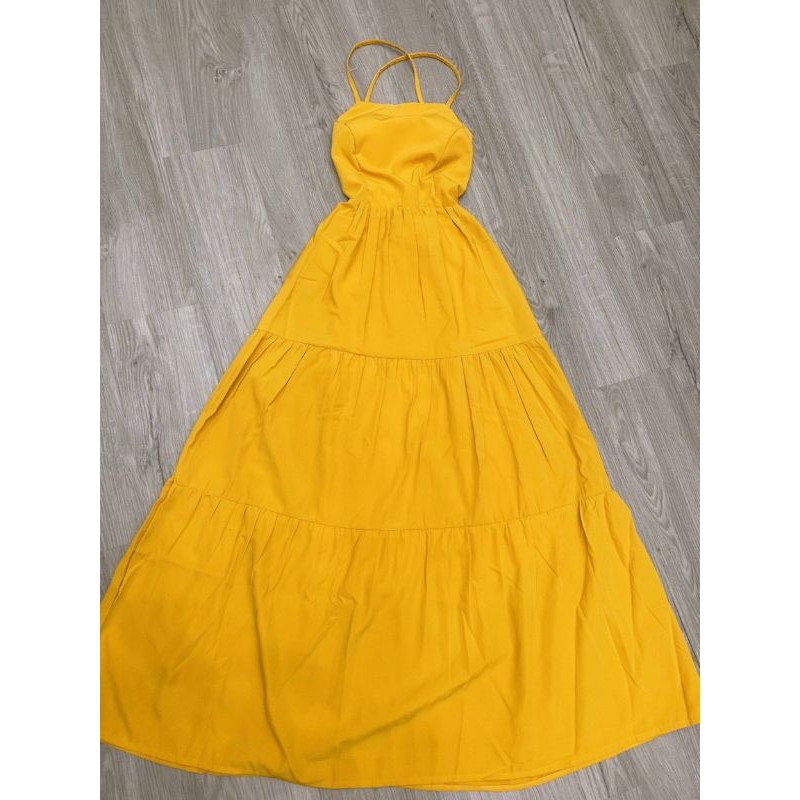 Đầm maxi vàng đan lưng sau