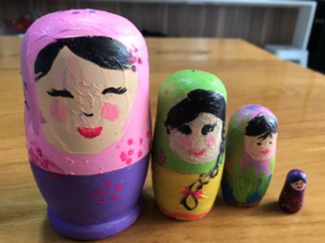 Búp bê gổ Nga tự vẽ