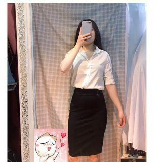 Chân váy bút chì xẻ đùi.