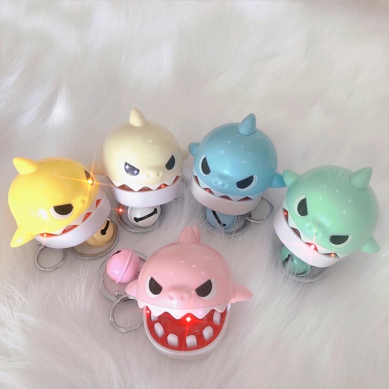 Móc khoá cá mập chơi được.