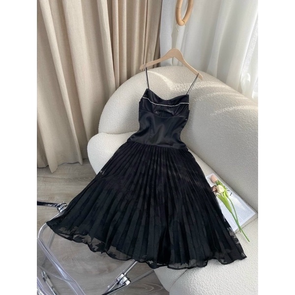 Đầm hai dây dài khoét eo