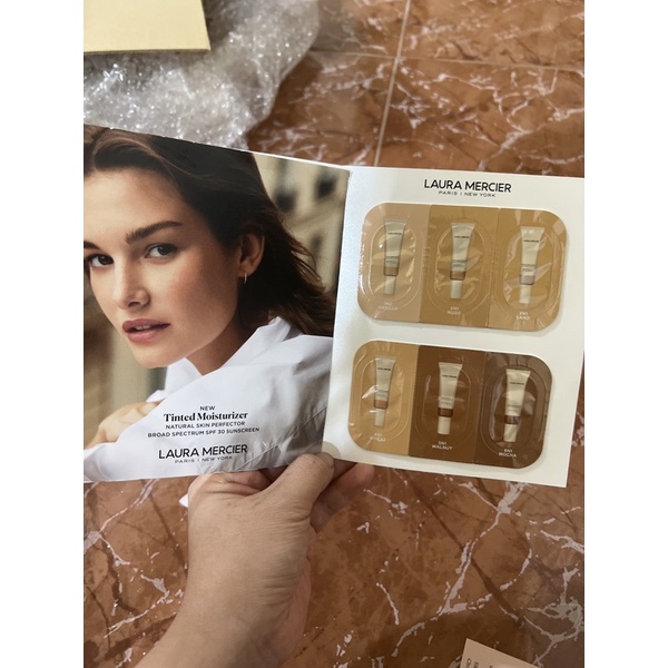 [sample ] kem nền laura Mercier