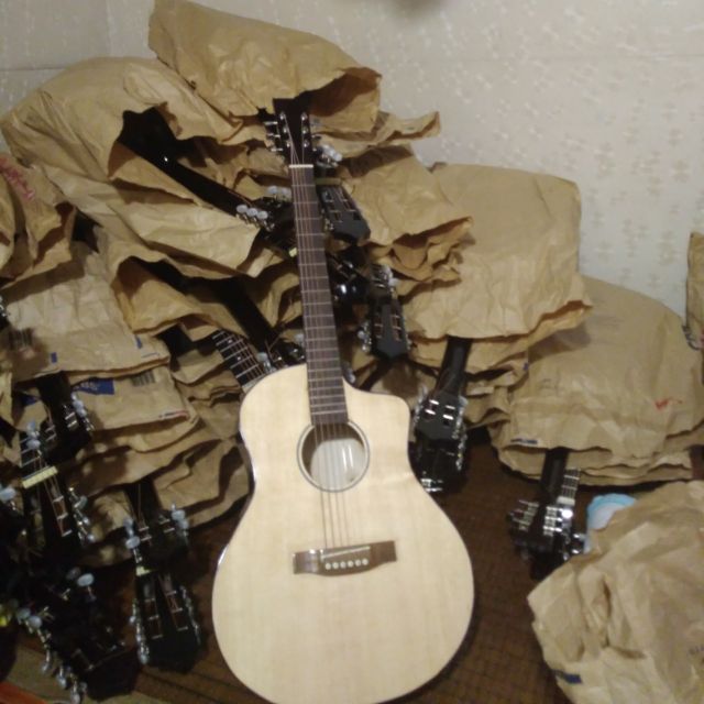 Guitar Acoustic gỗ thông màu vân gỗ tự nhiên có ty chỉnh cần. Tặng bao đựng,dây dự phòng