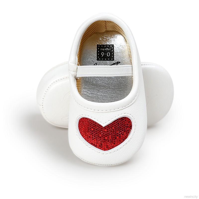 Giày tập đi đế mềm in hình trái tim cho bé gái