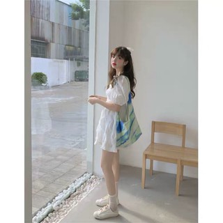 Váy trắng cổ vuông tay bồng