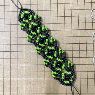 The lovy wavy loop macrame bracelet. Vòng tay handmade phối pha lê