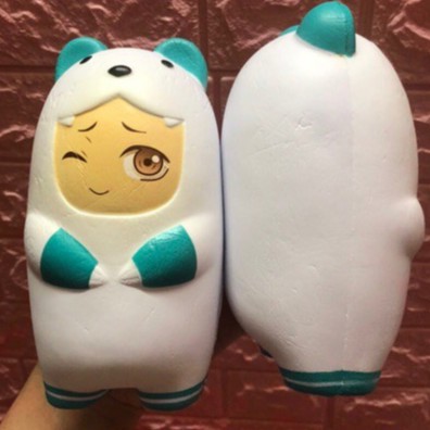 SQUISHY CẬU BÉ TRẮNG NHÁY MẮT ĐÁNG YÊU MẶC ÁO KHOÁC GẤU SIÊU DỄ THƯƠNG BÁN LỖ-SQUISHY GIÁ RẺ