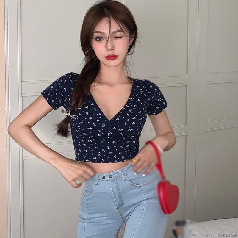 Áo croptop tay ngắn cổ chữ V in hoa xinh xắn cho nữ | BigBuy360 - bigbuy360.vn