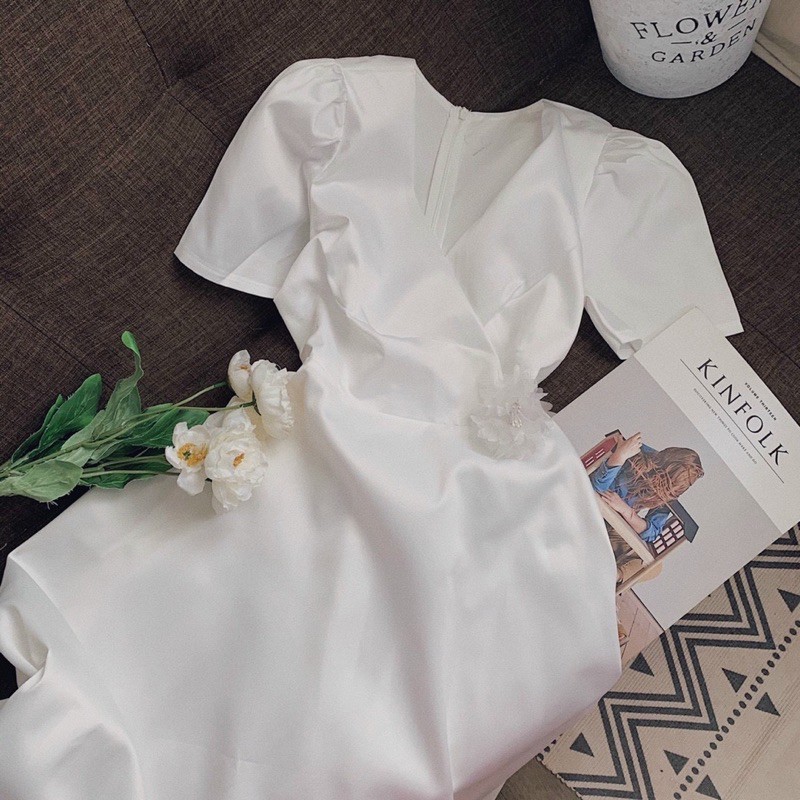 ĐẦM MIDI GẮN HOA BÊN CHÉO NGỰC